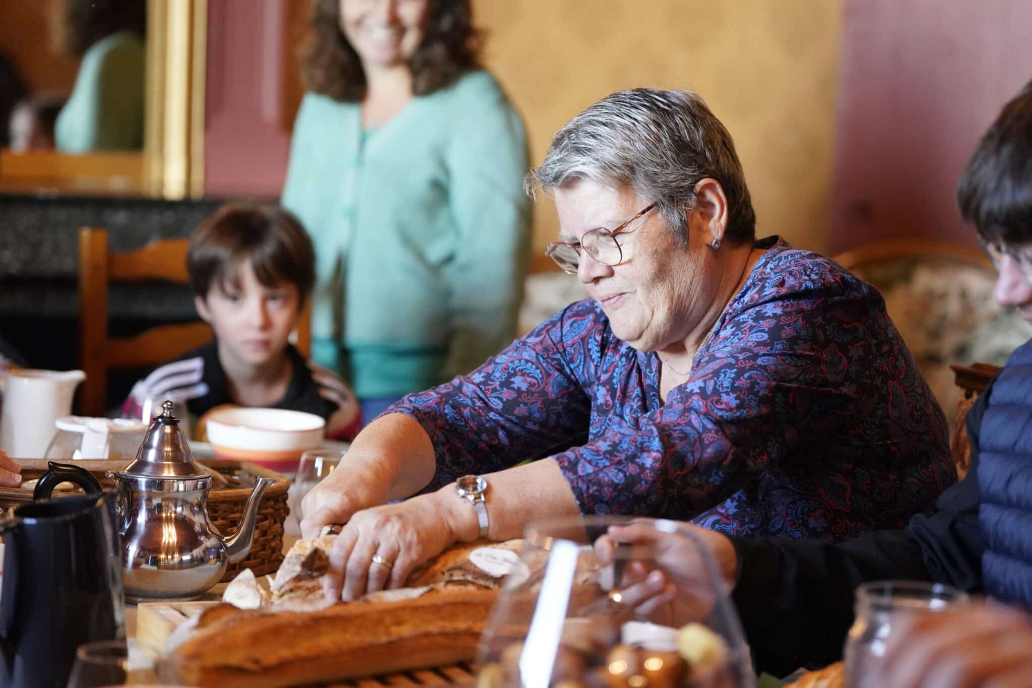 Les Nids du Château Gites Chambres d'Hotes Cabane Piscine Saône-et-Loire 71 Bourgogne Logement Petit dejeuner Table d'Hotes repas conviviable (17)