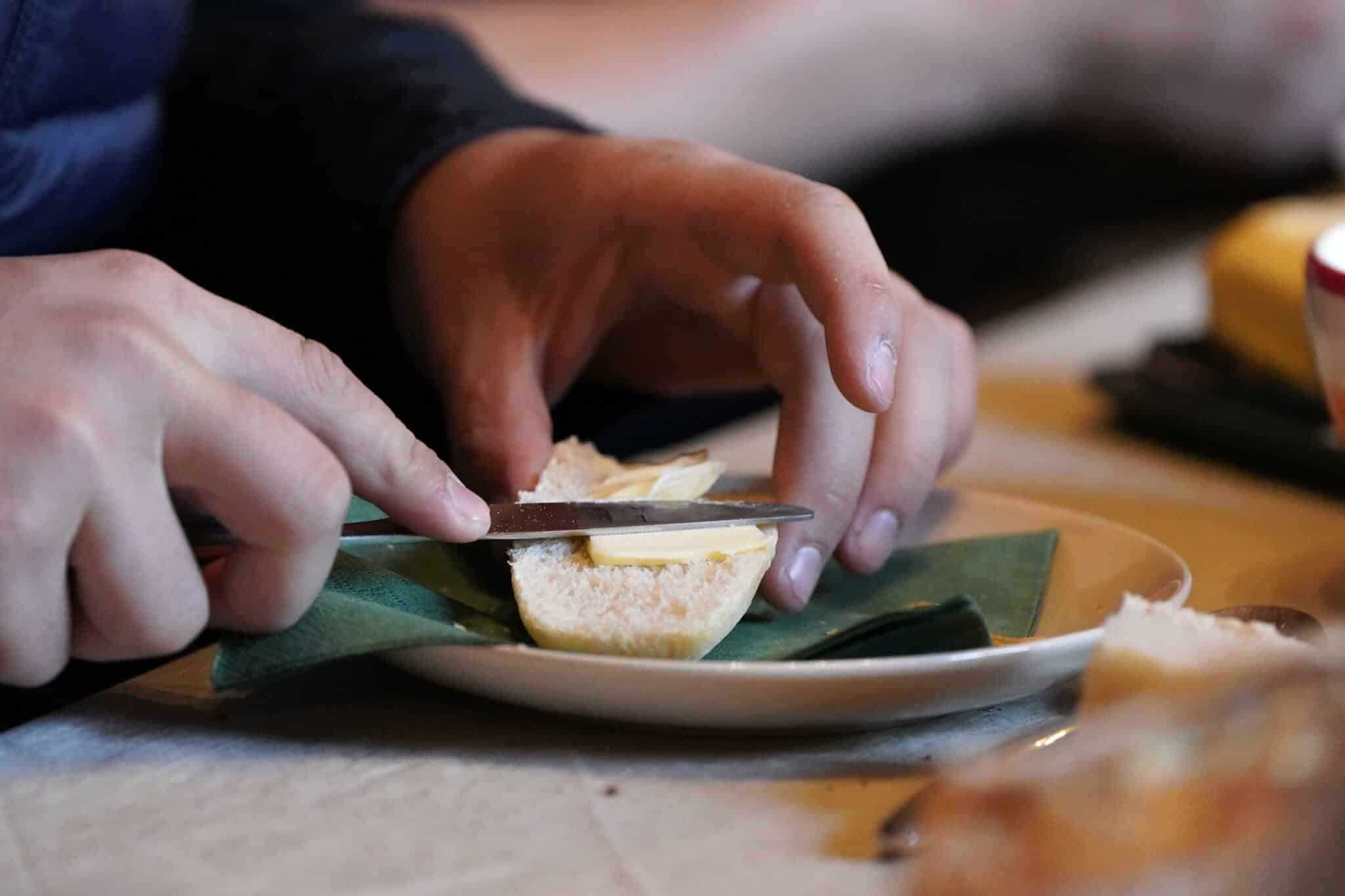 Les Nids du Château Gites Chambres d'Hotes Cabane Piscine Saône-et-Loire 71 Bourgogne Logement Petit dejeuner Table d'Hotes repas conviviable (3)