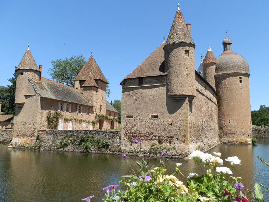 Office de Tourisme Sud Brionnais Chateau de La Clayette Lieux à visiter en Saône-et-Loire Hébergement Les Nids du Chateau Anzy-le-Duc Bourgogne 71