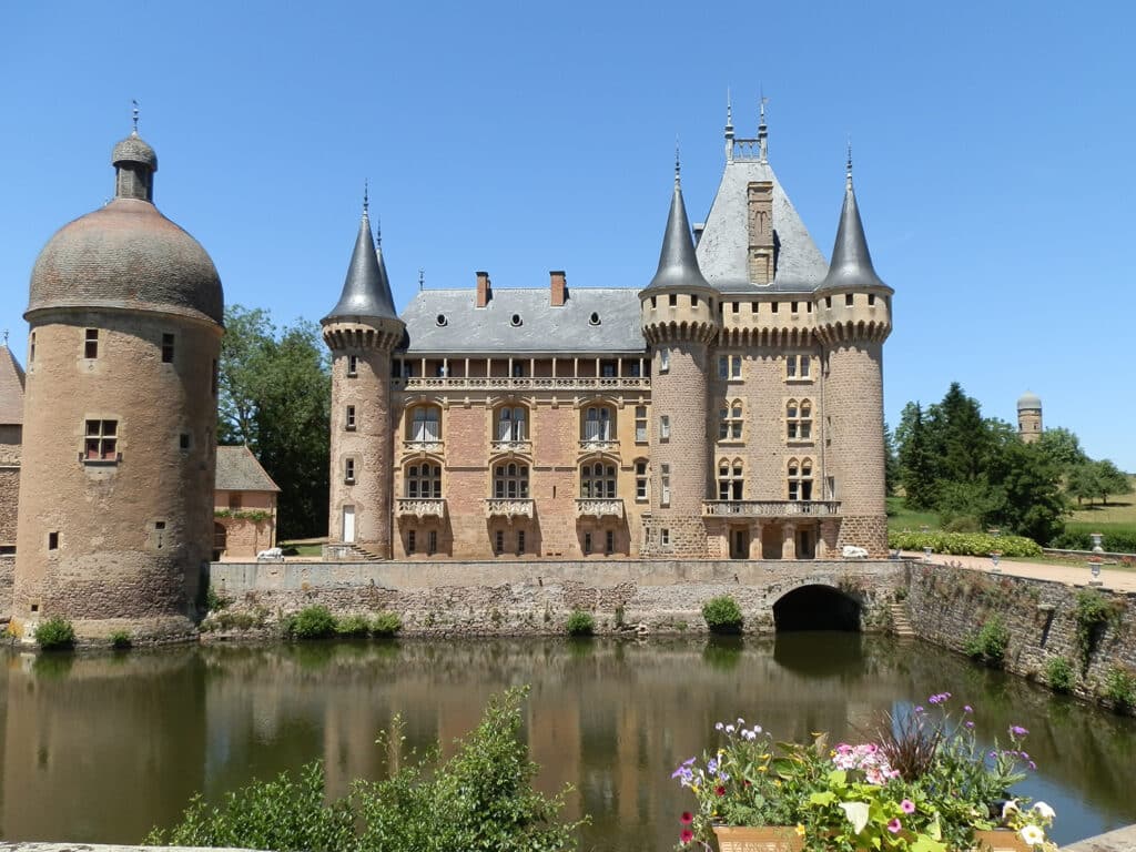 Office de Tourisme Sud Brionnais Chateau de La Clayette Lieux à visiter en Saône-et-Loire Hébergement Les Nids du Chateau Anzy-le-Duc Bourgogne 71